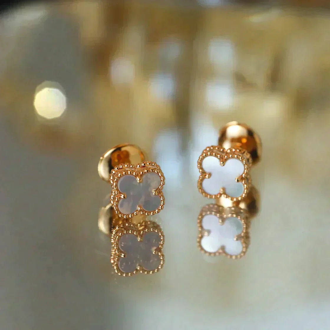 [Agudo Jewelry]CLOVER MINI 9.5MM WHITE MOP EARRINGS