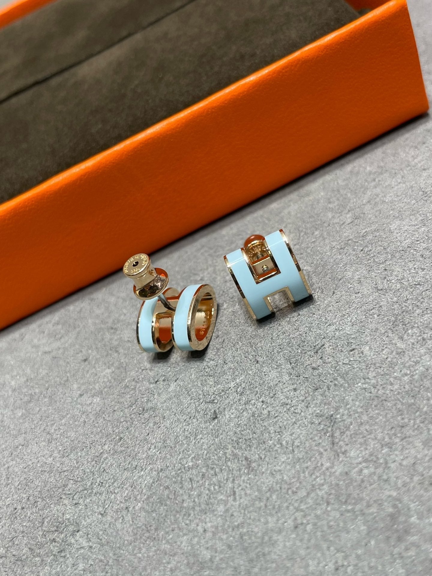 [Agudo Jewelry]POP H SKY BLUE STUD EARRINGS