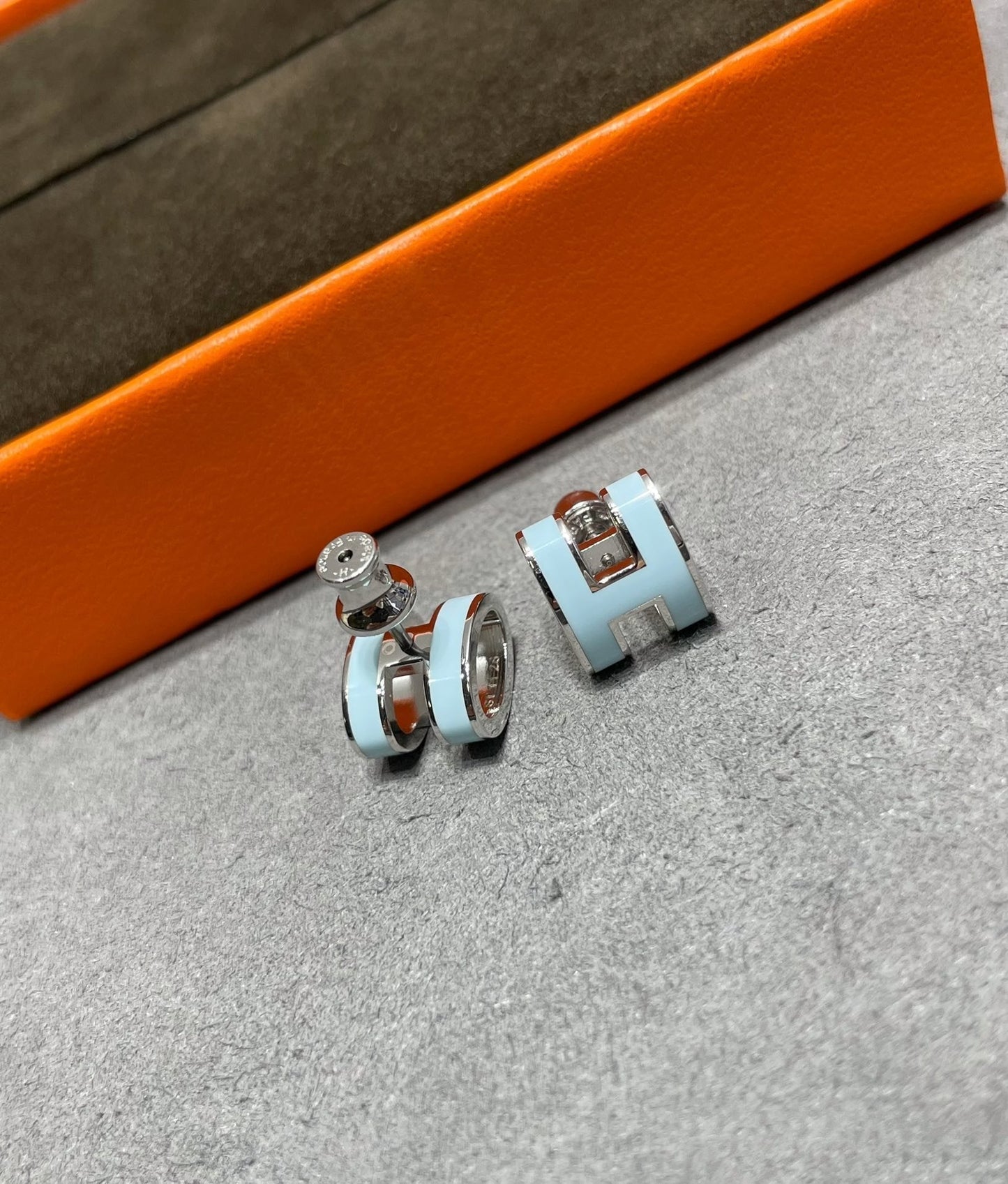 [Agudo Jewelry]POP H SKY BLUE STUD EARRINGS