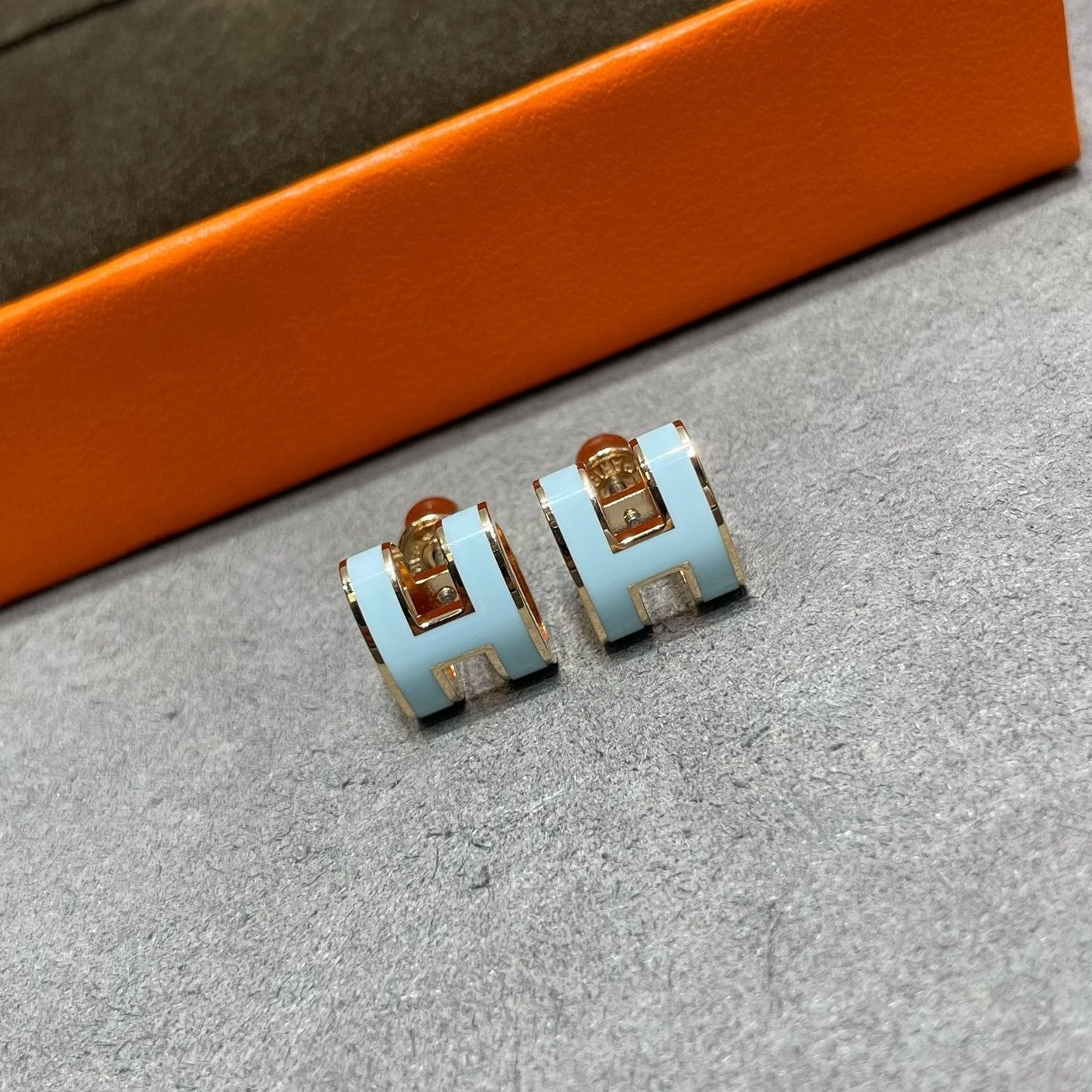 [Agudo Jewelry]POP H SKY BLUE STUD EARRINGS