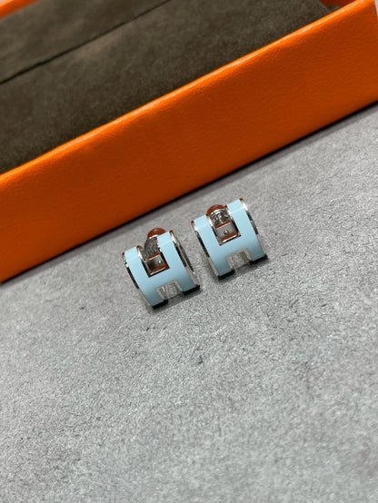 [Agudo Jewelry]POP H SKY BLUE STUD EARRINGS