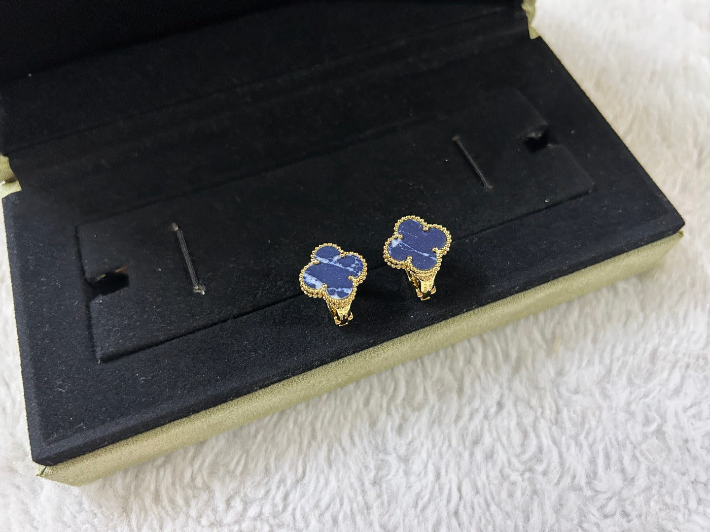 [Agudo Jewelry]CLOVER PIETERSITE MEDIUM STUD EARRINGS