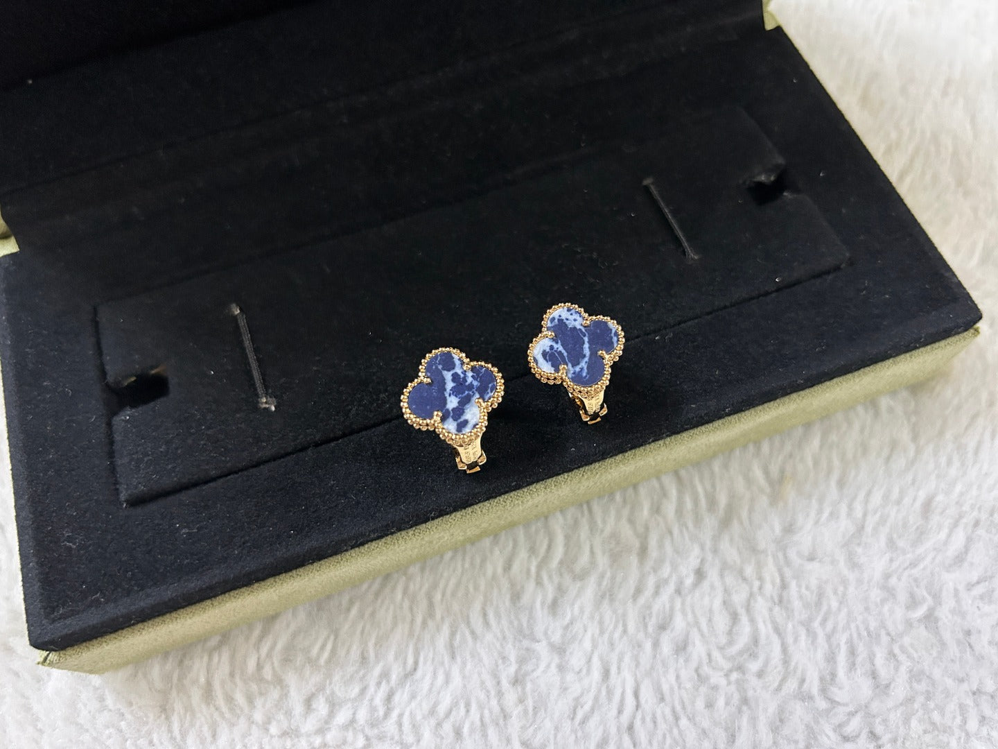 [Agudo Jewelry]CLOVER PIETERSITE MEDIUM STUD EARRINGS