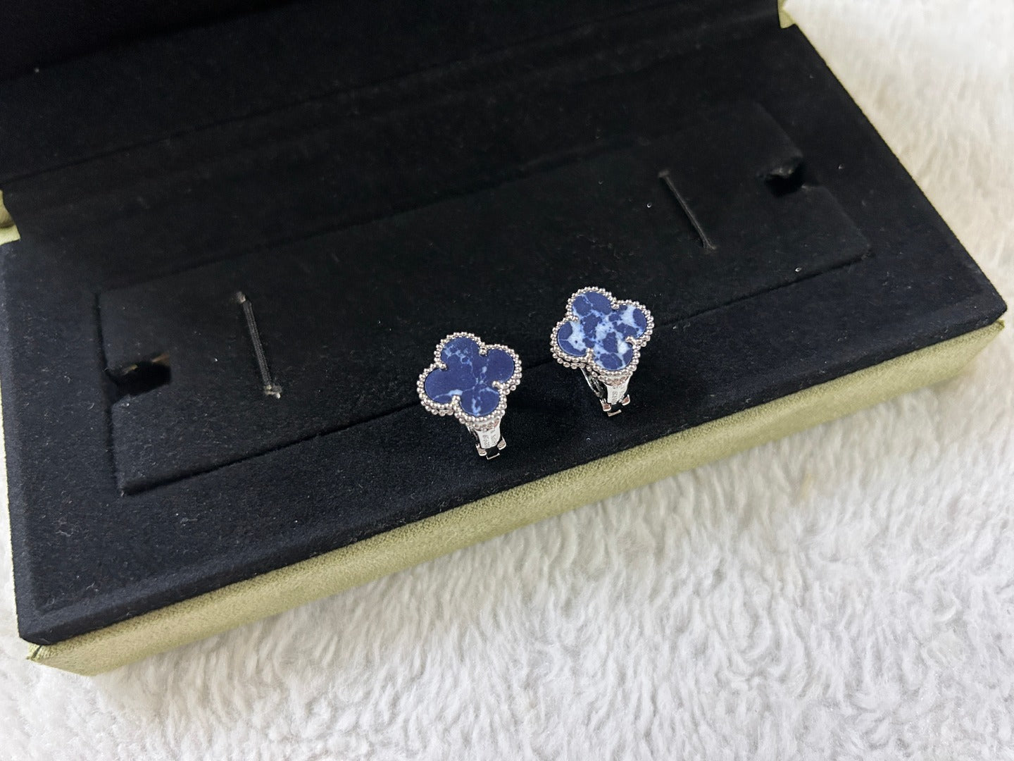 [Agudo Jewelry]CLOVER PIETERSITE MEDIUM STUD EARRINGS