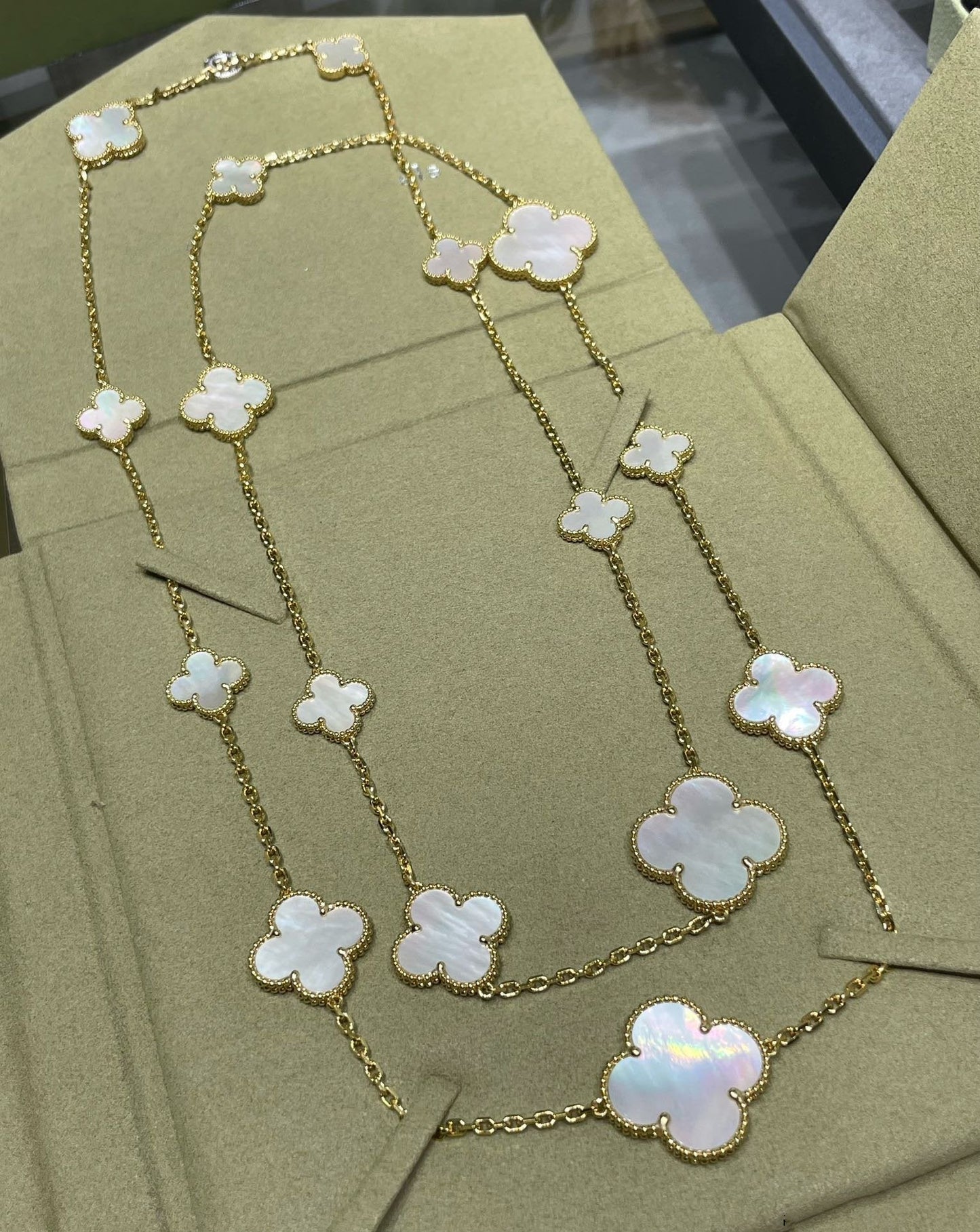 [Agudo Jewelry]CLOVER 16 MOTIF WHITE MOP GOLD NECKLACE