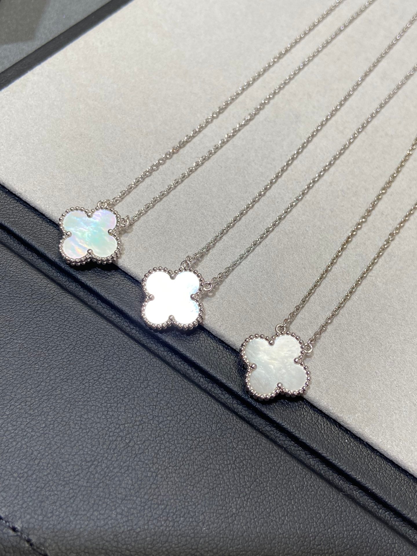 [Agudo Jewelry]CLOVER MEDIUM SILVER WHITE MOP NECKLACE