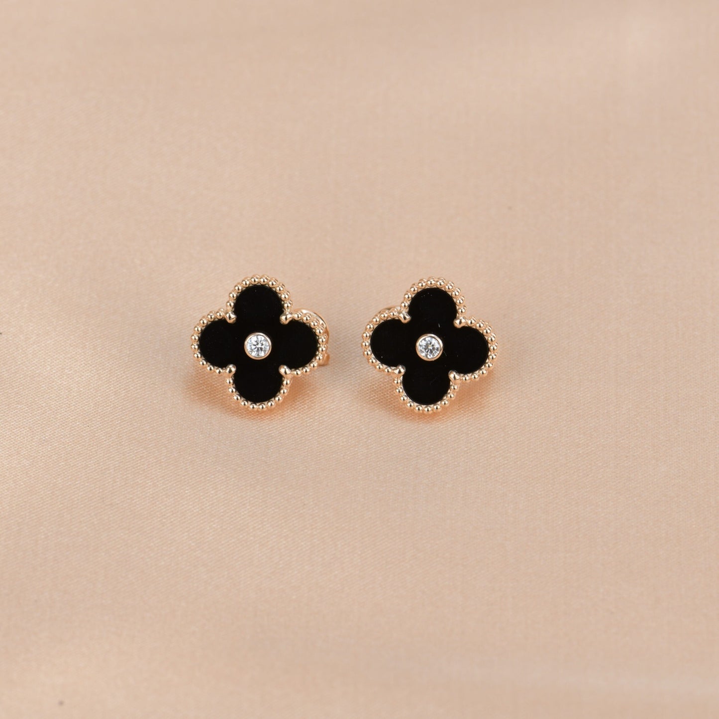 [Agudo Jewelry]CLOVER MEDIUM 1 MOTIFS ONYX DIAMOND EARRINGS