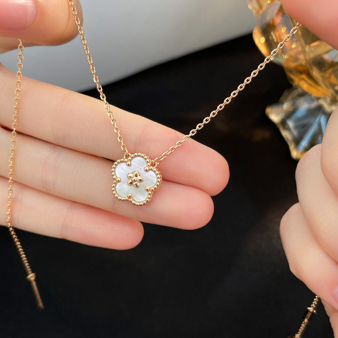 [Agudo Jewelry]LUCKY  WHITE MOP  PLUM BLOSSOM NECKLACE