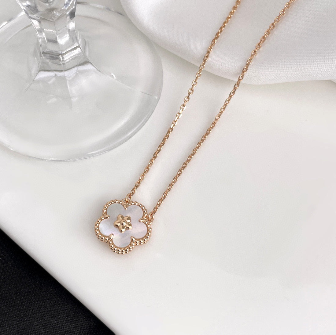 [Agudo Jewelry]LUCKY  WHITE MOP  PLUM BLOSSOM NECKLACE