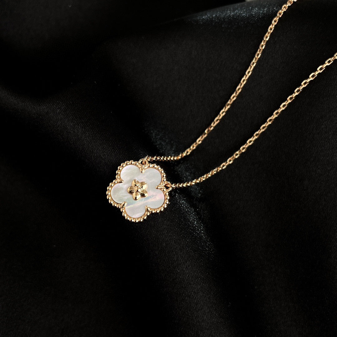 [Agudo Jewelry]LUCKY  WHITE MOP  PLUM BLOSSOM NECKLACE