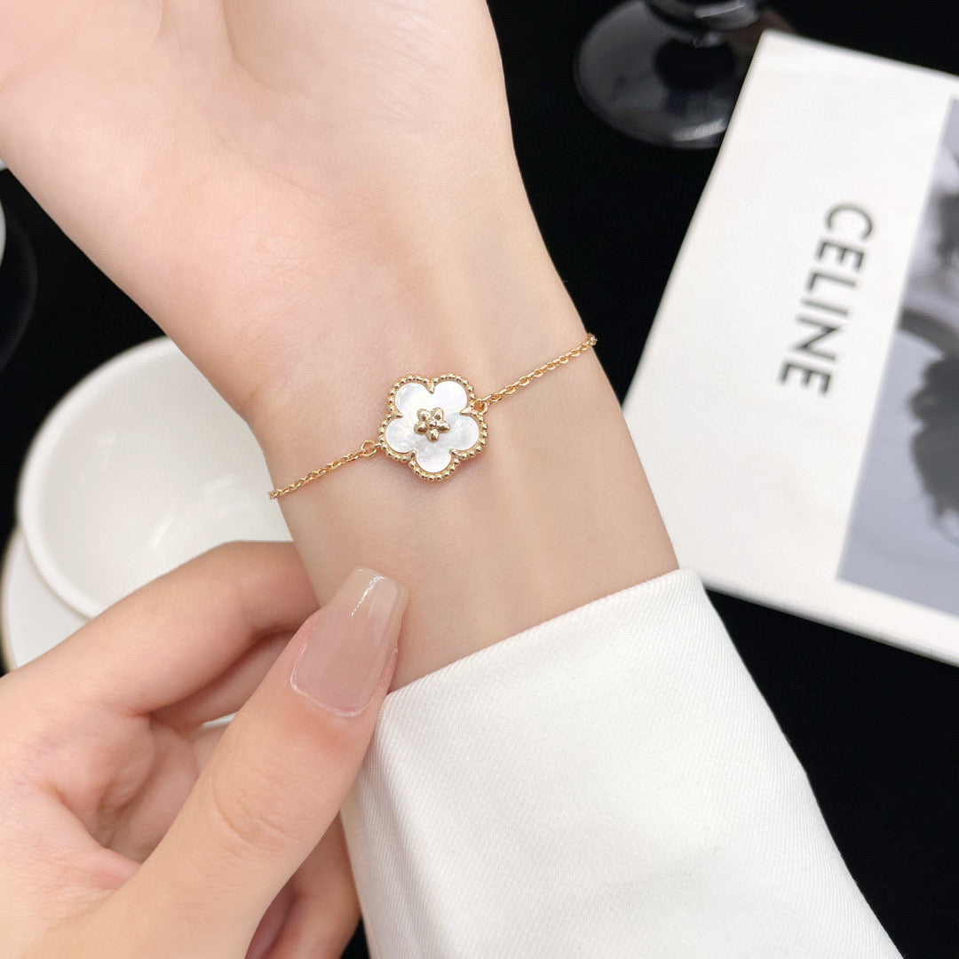 [Agudo Jewelry]LUCKY WHITE MOP PLUM BLOSSOM  BRACELET