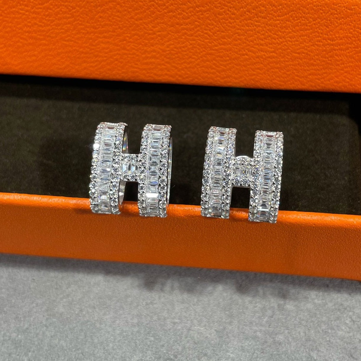 [Agudo Jewelry]H STUD EARRINGS WITH SILVER DIAMONDS