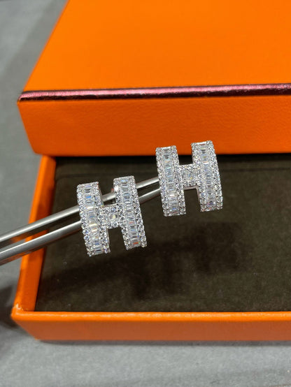 [Agudo Jewelry]H STUD EARRINGS WITH SILVER DIAMONDS