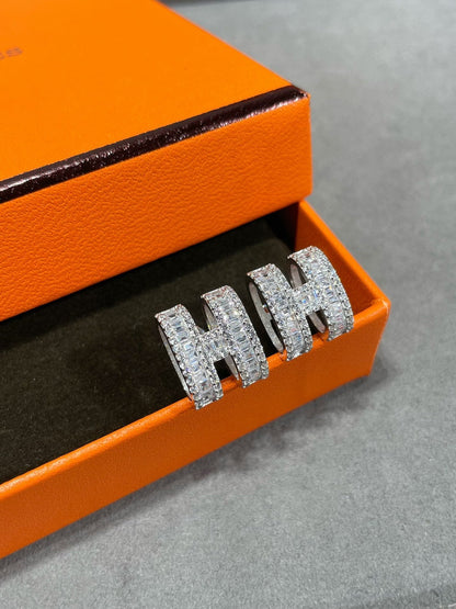 [Agudo Jewelry]H STUD EARRINGS WITH SILVER DIAMONDS