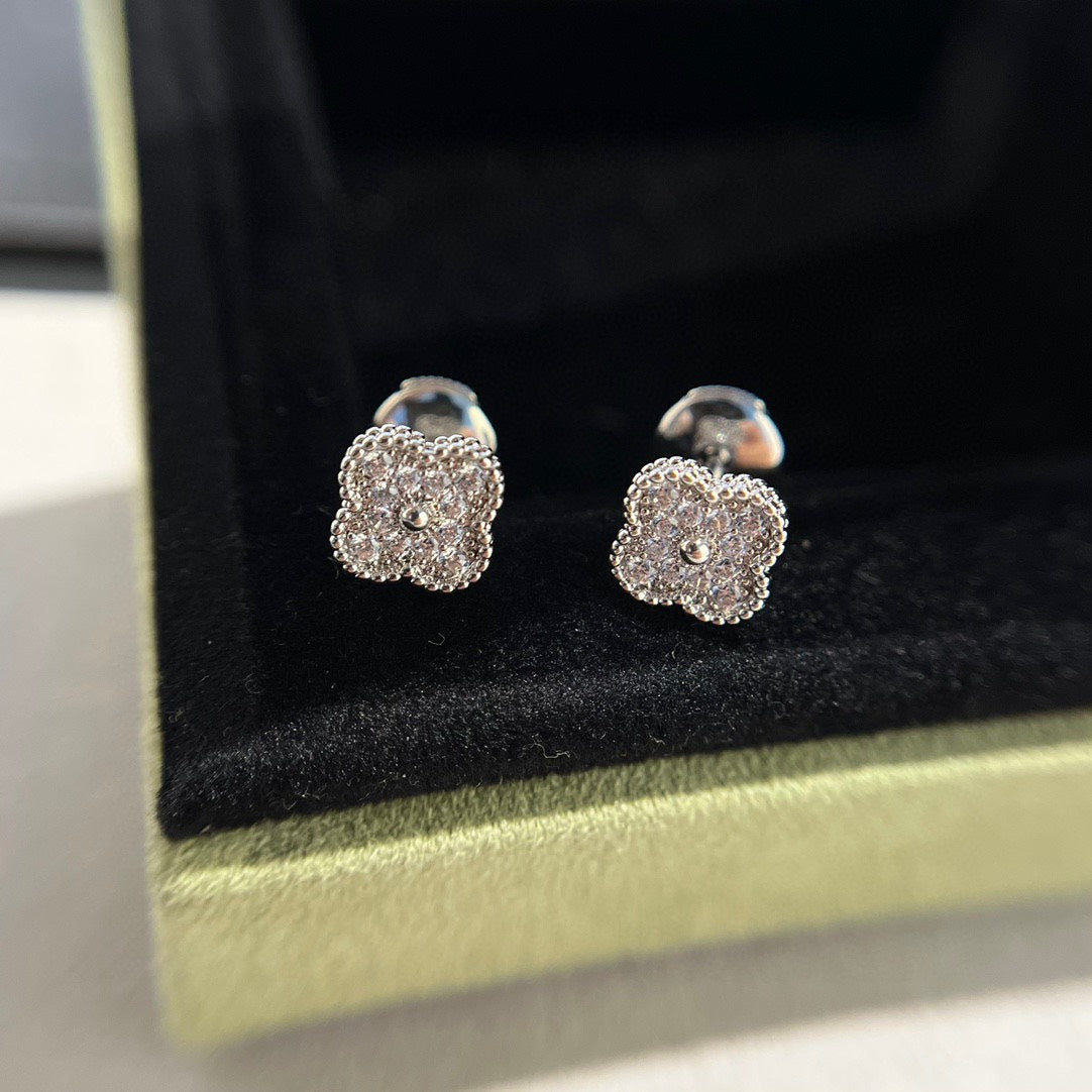 [Agudo Jewelry]CLOVER MINI DIAMOND STUD EARRINGS