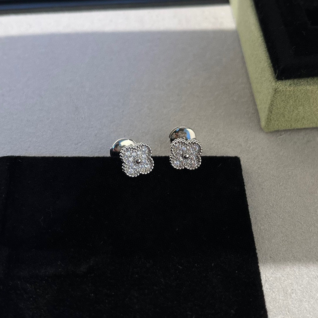 [Agudo Jewelry]CLOVER MINI DIAMOND STUD EARRINGS