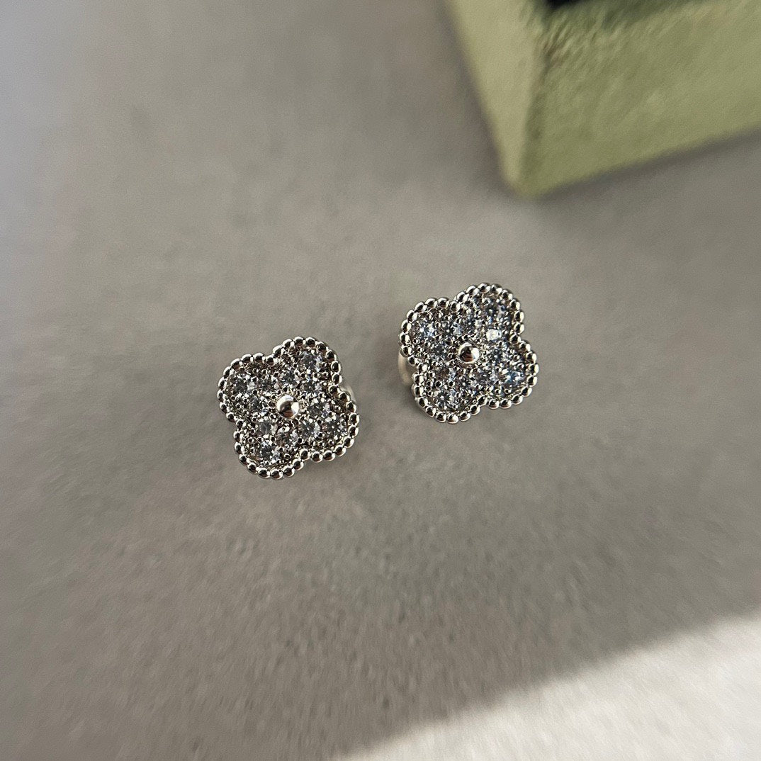 [Agudo Jewelry]CLOVER MINI DIAMOND STUD EARRINGS